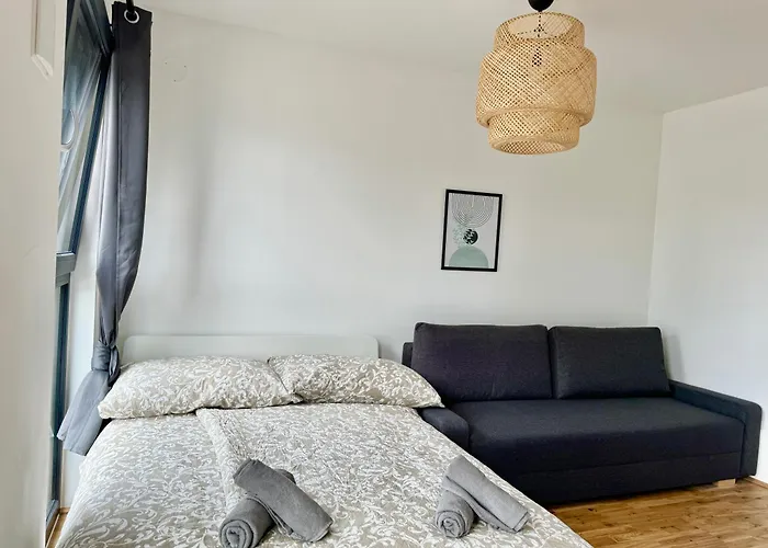 Modern Apartment With Balcony & Free Parking - Nearby Metro