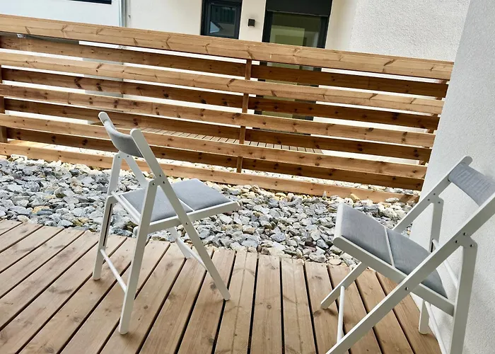 Modern Apartment With Balcony & Free Parking - Nearby Metro