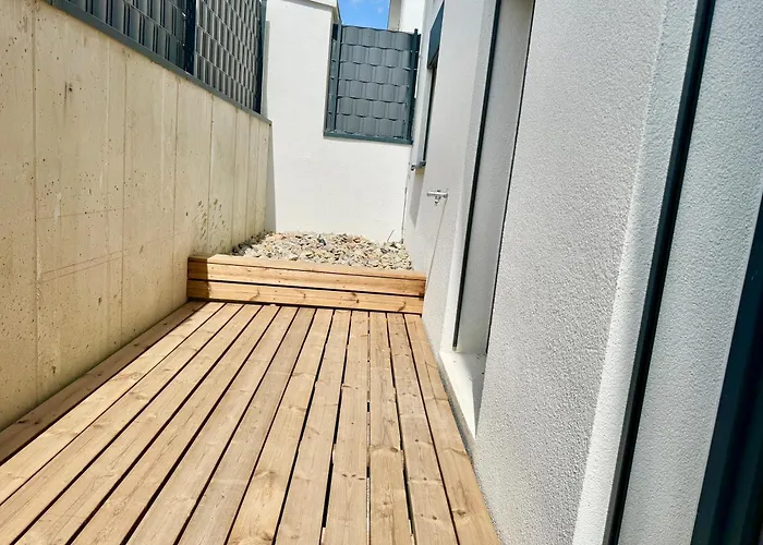 Modern Apartment With Balcony & Free Parking - Nearby Metro