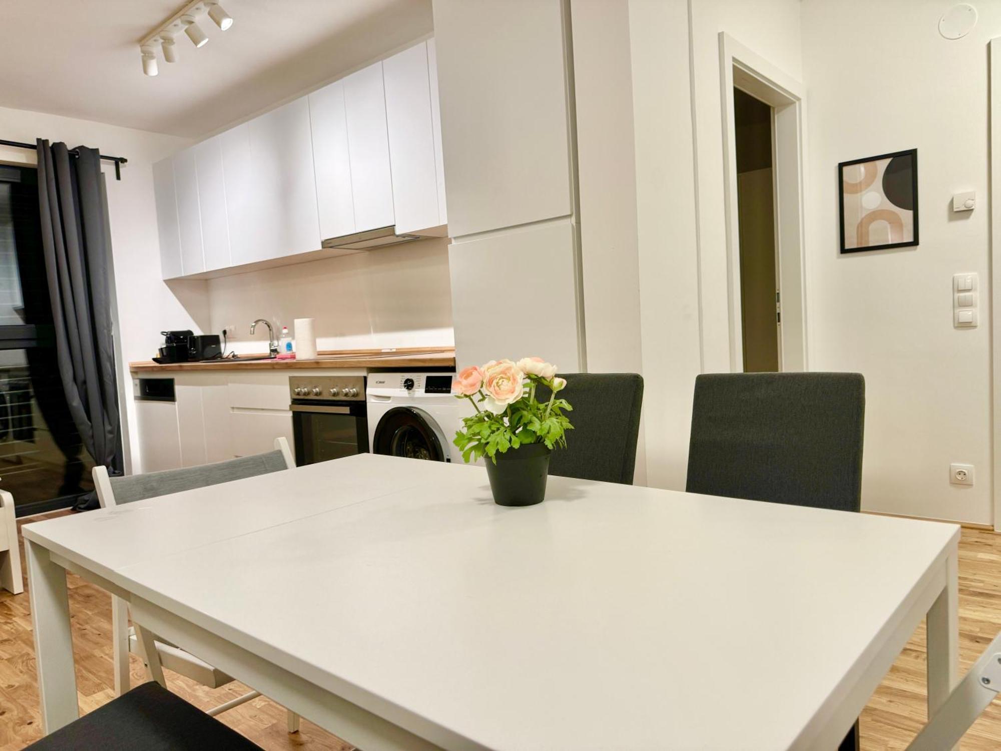 Modern With Balcony & Free Parking - Nearby Metro Appartamento Vienna