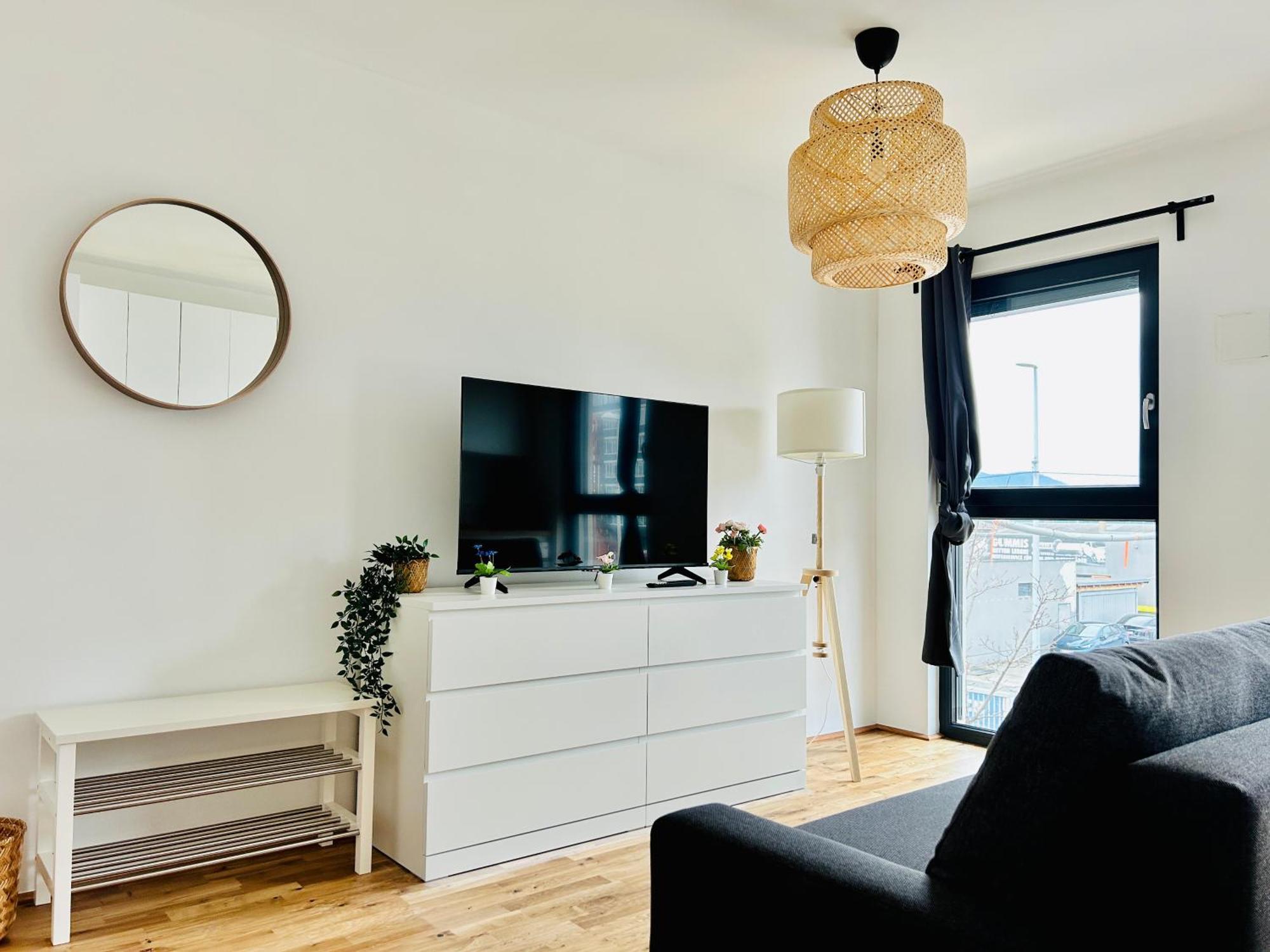 Modern With Balcony & Free Parking - Nearby Metro Wiedeń